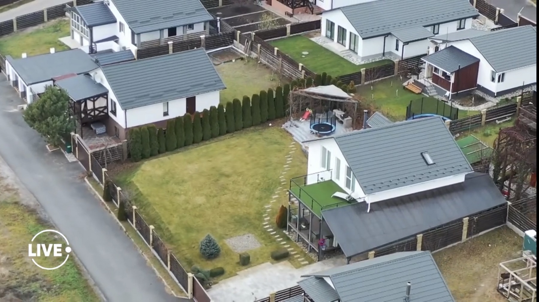 Однушка біля костелу та особняк під Києвом з &quot;дірою&quot; у спальні: як виглядає житло Влада Ями (відео)